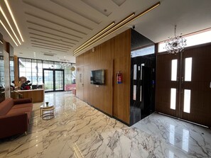 Lobby sitting area - Hotel Three Seasons (Mat)