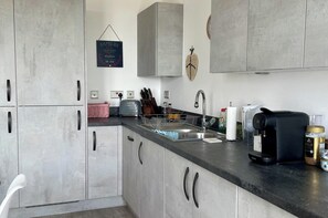 Refrigerador, horno, placa de cocina, lavavajillas