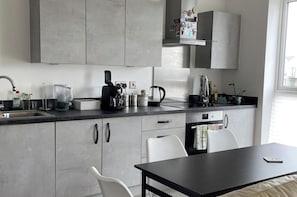 Kylskåp, ugn, spishäll och diskmaskin
