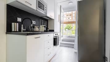 Een koelkast, een microgolfoven, een oven, een kookplaat