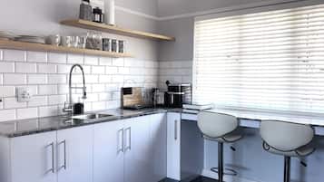 Deluxe Studio, Balcony, Sea View | Private kitchen | Full-size fridge, microwave, oven, stovetop