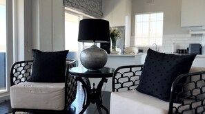 Estudio superior, balcón, vista al mar | Área de sala de estar | Smart TV de 46 pulgadas con canales digitales y Netflix 