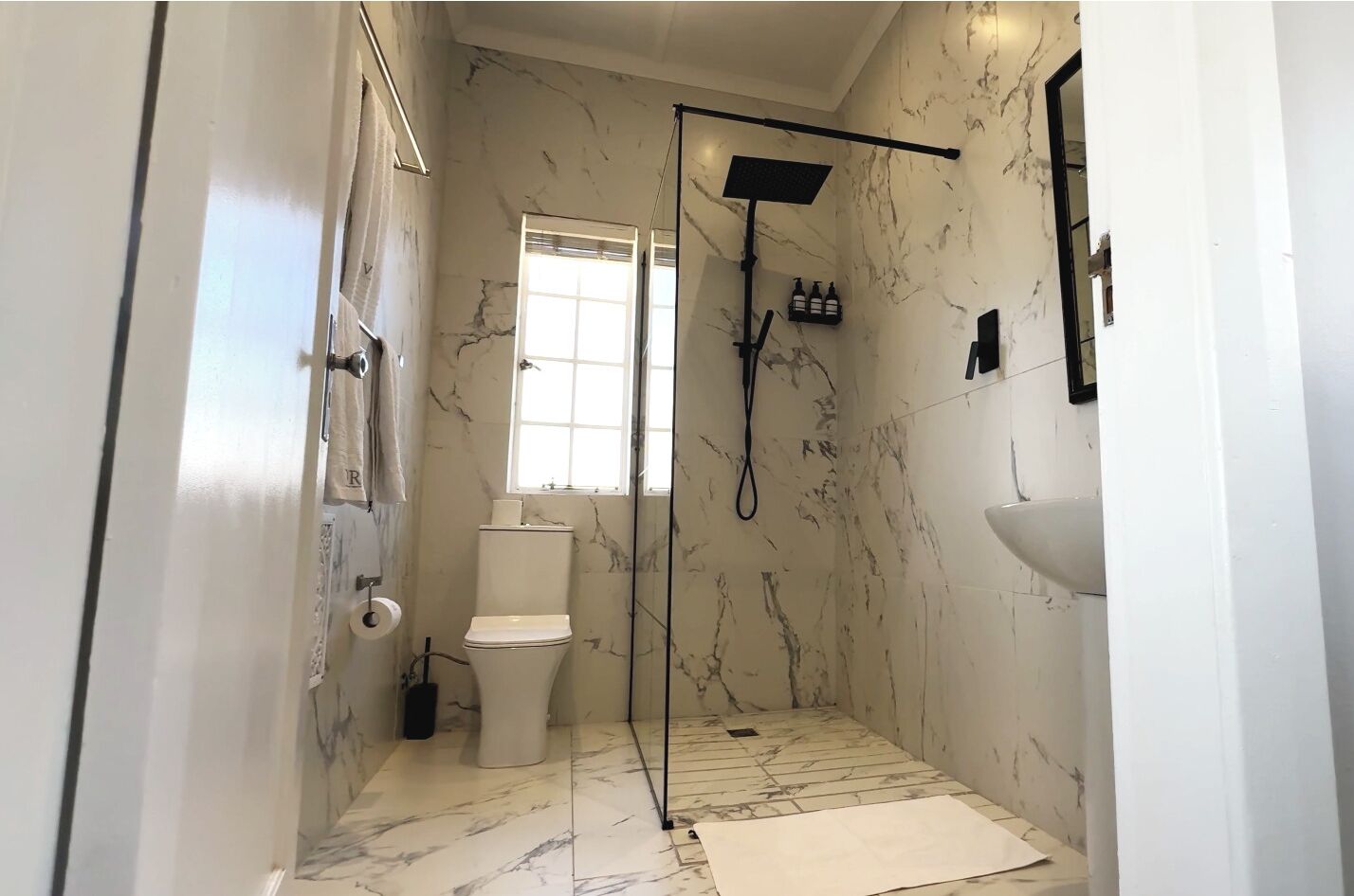 Un baño con ducha, inodoro y lavamanos.