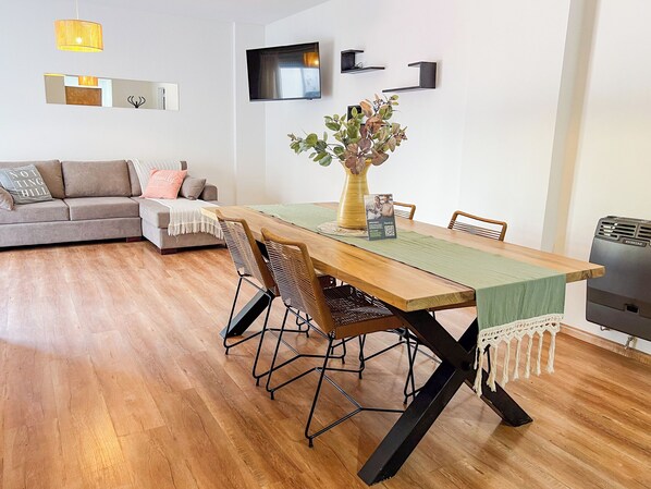 Classic Apartment | Dining room - RentUp-Encantador a pasos de los Lagos (Buenos Aires)