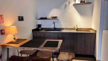 Refrigerador con freezer, microondas, utensilios de cocina