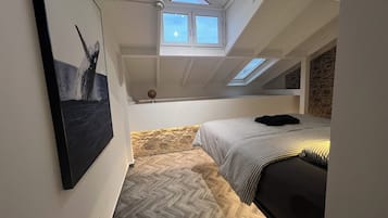 Comfort-Dreibettzimmer, Stadtblick | Individuell dekoriert, individuell eingerichtet, Schreibtisch