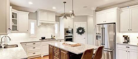 Microondas, horno, placa de cocina y lavavajillas