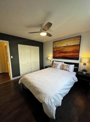 2 bedrooms, iron/ironing board, WiFi, bed sheets - The Martinique - Apt near LRT! (Edmonton)