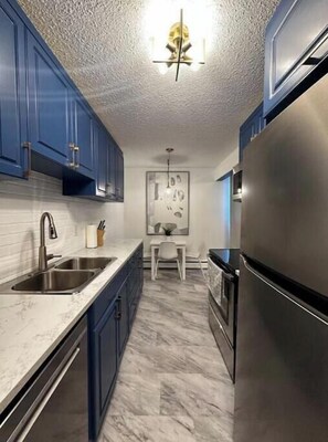 Private kitchen - The Martinique - Apt near LRT! (Edmonton)