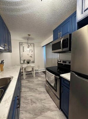 Private kitchen - The Martinique - Apt near LRT! (Edmonton)