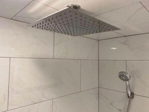 Hair dryer, towels, soap, toilet paper - The Monaco - Stylish 2 BDRM Apartment next to LRT (Edmonton)