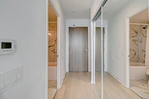 Un baño moderno con ducha, inodoro y bañera.