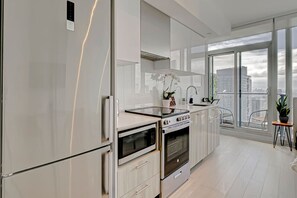 Réfrigérateur, four à micro-ondes, un four, surface de cuisson