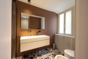 Bruser, hårtørrer, bidet, håndklæder