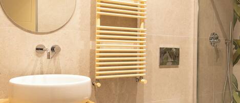 Shower, hair dryer, bidet, towels