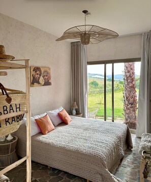 Double Room, Lake View | Peralatan tempat tidur premium, gebar bulu kapas, tilam berlapik 