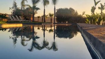 Hồ bơi ngoài trời