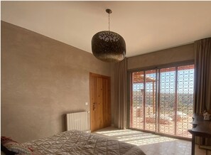 Caja fuerte, decoración individual, cortinas opacas y ropa de cama