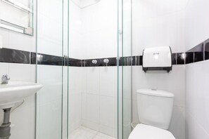 Family Room | Bathroom | Shower, rainfall showerhead, towels, soap - Hotel Guayanes 70 (Medellín)