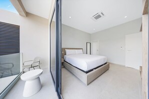 Luxury House | 4 bedrooms, in-room safe, iron/ironing board, free WiFi