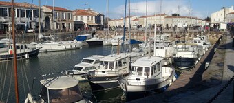 6 Bed Farmhouse for 13/15 Large shared pool & garden Private garden & games room