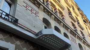 Een hotelgevel met een opvallend 