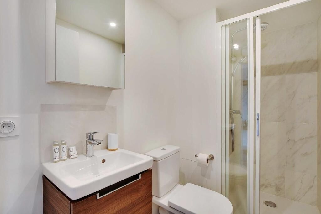 Douche, sèche-cheveux, serviettes fournies, savon