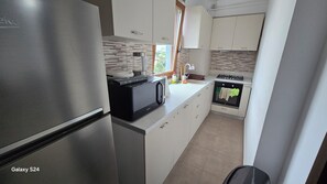 冷蔵庫、電子レンジ、オーブン、コンロ