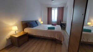 1 bedroom, desk, iron/ironing board, WiFi - Ultra Central, furnished and Spacious with 3 double beds and 1 Balcony (Iași)