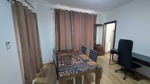 Interior - Ultra Central, furnished and Spacious with 3 double beds and 1 Balcony (Iași)