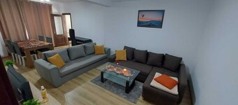 Ultra Central, furnished and Spacious with 3 double beds and 1 Balcony