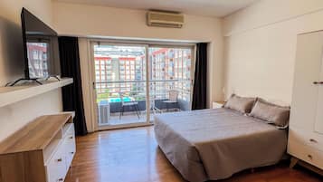 Estudio clásico, vistas a la piscina | Wifi gratis