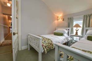 4 bedrooms, iron/ironing board, Internet, bed sheets