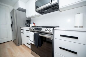 Køleskab, mikrobølgeovn, ovn, kogeplade
