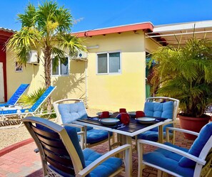 Outdoor dining - Bubali Gardens by Kamerlingh Villa (Noord)