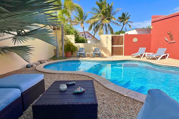 Piscine extérieure, chaises longues