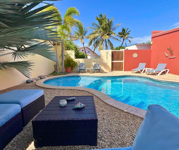 Piscina externa, espreguiçadeiras