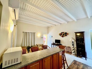 Apartamento exclusivo, vista para a piscina | Cozinha privada | Especiarias, produtos de limpeza