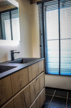 淋浴設備、風筒、廁紙