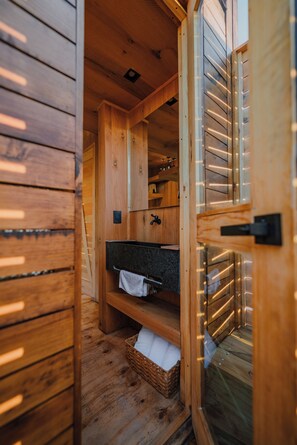 Shower, towels, soap, shampoo - Wander Cabins Arteaga (Ramos Arizpe)