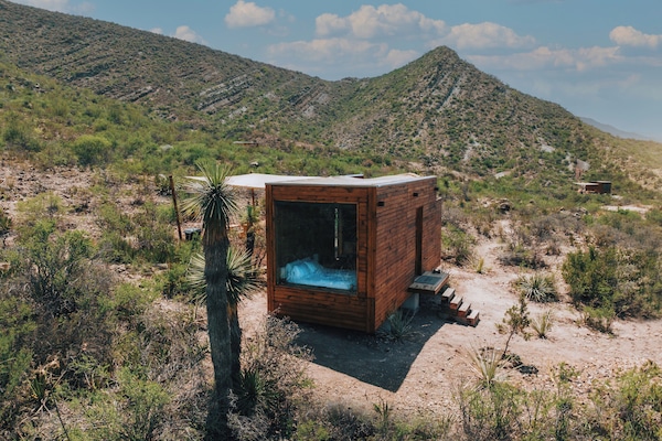 Cabin Room + Jacuzzi | Individually decorated, individually furnished, desk, laptop workspace