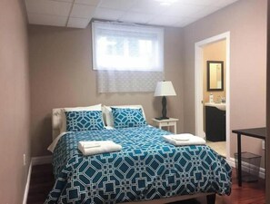 4 bedrooms, iron/ironing board, WiFi, bed sheets - Private Bedroom in Basement Suite (Edmonton)