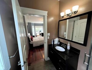 ヘアドライヤー、タオル、石鹸、トイレットペーパー