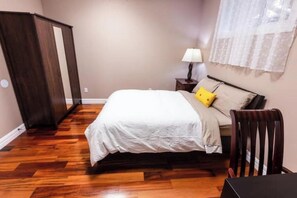 1 dormitorio, tabla de planchar con plancha, wifi y ropa de cama