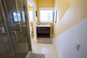 Hair dryer, towels, soap, toilet paper - Private Bedroom + Patio overlooking backyard! (Edmonton)