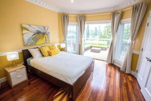 1 bedroom, iron/ironing board, WiFi, bed sheets - Private Bedroom + Patio overlooking backyard! (Edmonton)