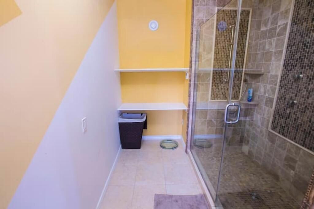 Hårføner, håndklær, såpe og toalettpapir