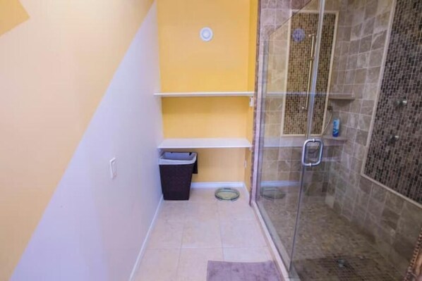 Hair dryer, towels, soap, toilet paper - Private Bedroom + Patio overlooking backyard! (Edmonton)