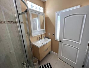 Secadora de cabello, toallas, jabón, papel de baño