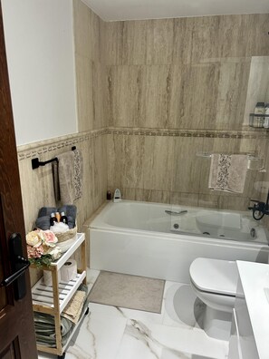 Appartamento | Bagno | Doccia, asciugacapelli, asciugamani